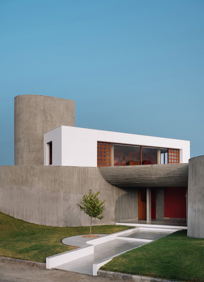 HomeAdore's tweet image. Enclosure House by Design Ni Dukaan Prioritises Interior Views 

homeadore.com/2024/09/29/enc…