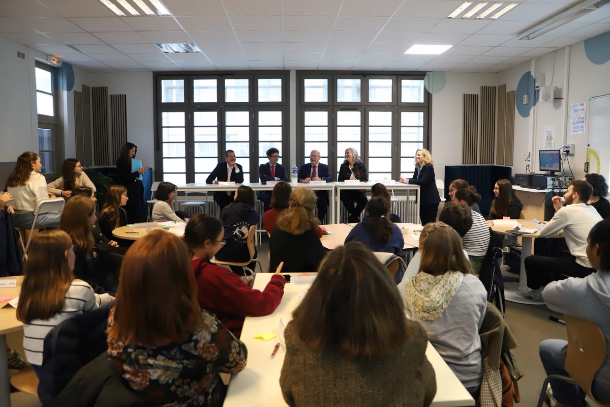 Academie_Paris's tweet image. [1/3] Lutter contre le harcèlement : une priorité pour l’académie de Paris ! 📣
Mardi 5 novembre, Bernard Beignier a rencontré les ambassadeurs du collège Claude Debussy (15e) et l’équipe pédagogique formée pour repérer les situations de harcèlement.