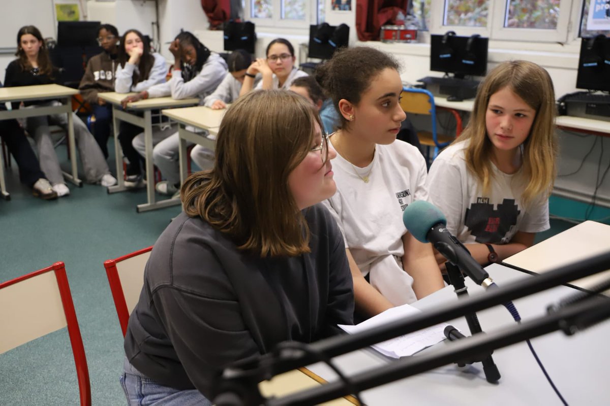 Academie_Paris's tweet image. [1/3] Lutter contre le harcèlement : une priorité pour l’académie de Paris ! 📣
Mardi 5 novembre, Bernard Beignier a rencontré les ambassadeurs du collège Claude Debussy (15e) et l’équipe pédagogique formée pour repérer les situations de harcèlement.