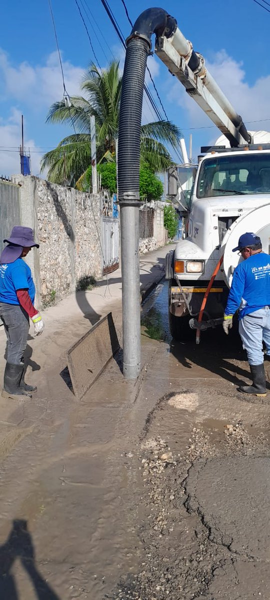 Nuestros compañeros de Drenaje 👷🏻‍♂️🦺 están en todo #Mérida reforzando los trabajos de mantenimiento de zanjas y pozos para que funcionen correctamente en días de lluvia. 🌧 #MéridaContigoEsMejor

<a href="/CeciliaPatronL/">Cecilia Patrón Laviada</a> <a href="/AyuntaMerida/">Ayuntamiento Mérida</a>
