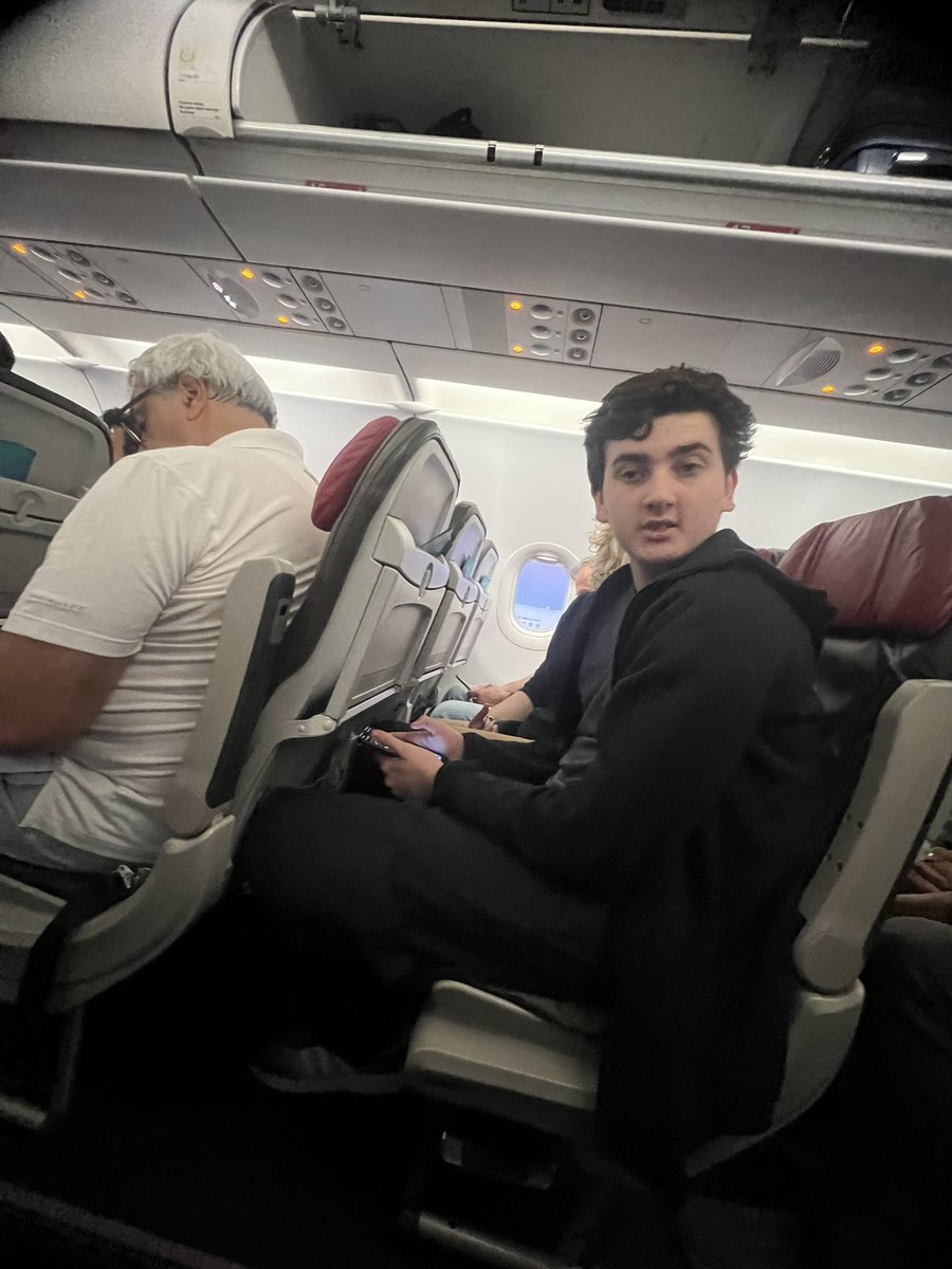 Lo último que me faltaba coincidir en el vuelo con el pelotud# de <a href="/Lagusneta/">La Agusneta</a>