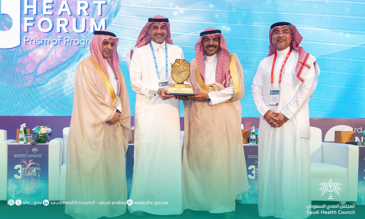 SHC_GOV's tweet image. خلال #ملتقى_القلب_الوطني_الثالث تكريم الجراح السعودي الدكتور فراس خليل بمناسبة نجاح أول عملية زراعة قلب متكاملة بالروبوت في العالم التي أجراها مستشفى الملك فيصل التّخصصي ومركز الأبحاث
#المجلس_الصحي_السعودي