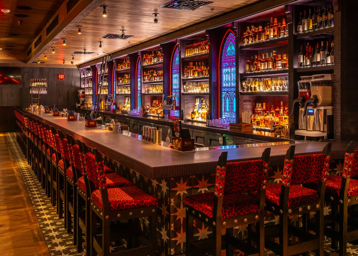 voodoo_bayou's tweet photo. Step into Voodoo Bayou Orlando and discover our stunning bar! 😍 With a mesmerizing ambiance and expertly crafted drinks, it's the perfect spot for a night out.

#VoodooBayou #CraftCocktail #Cocktail #Whiskey #Bourbon #Orlando #Florida #CajunRestaurant https://t.co/fllVKGK0GL