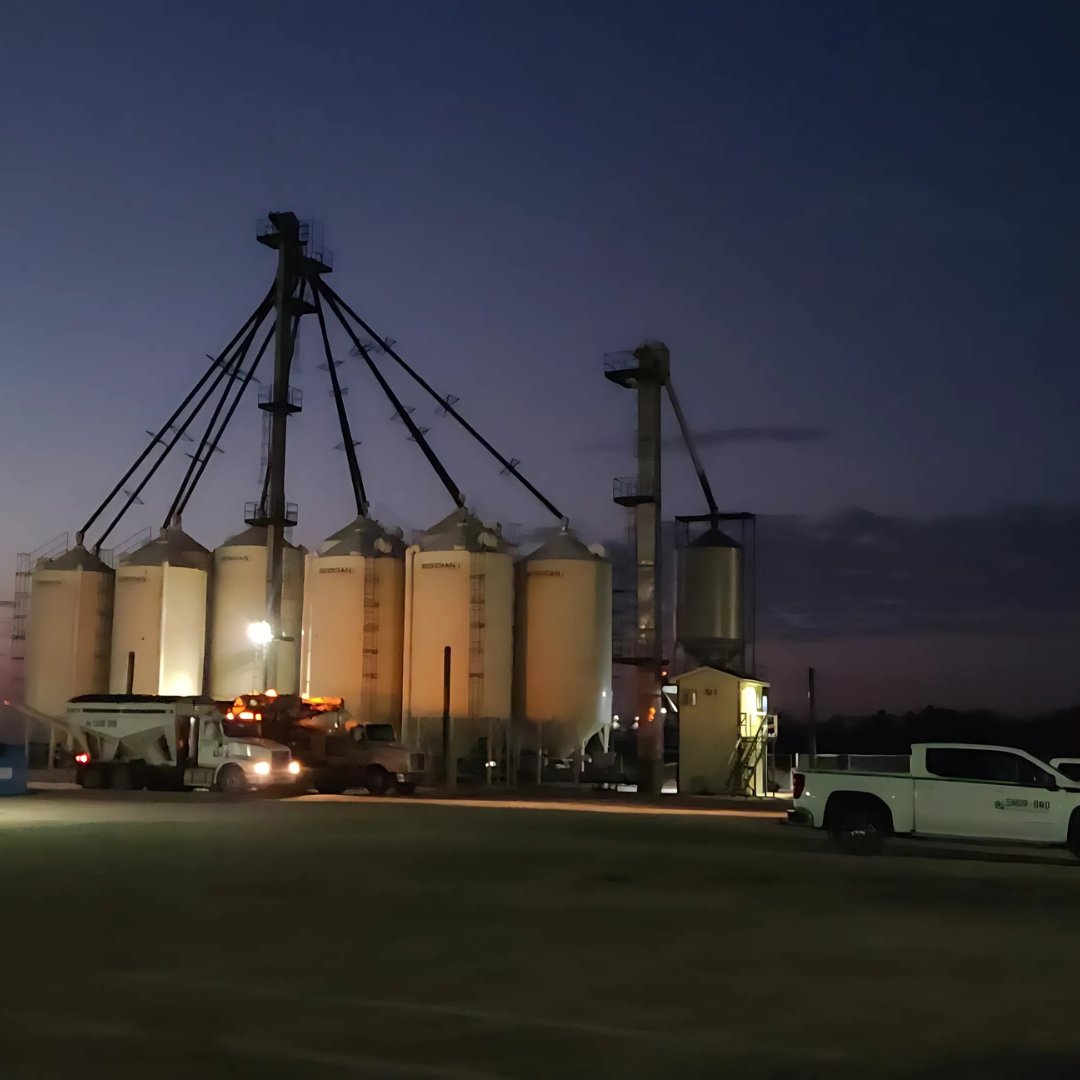 ShurGroFarmServ's tweet photo. Here’s a peek into our camera rolls from October 👇🏼📸

Last month was filled with deliveries of fall fertilizer and custom applications that kept our crews at all locations busy!

#fallfertilizer #nitrogen #fertilityplanning #westcdnag #mbfarmers #mbag #manitoba https://t.co/0ocH8SoV73