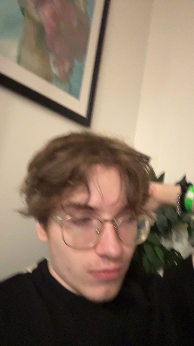 look at my bird 🐦‍⬛ tweet media