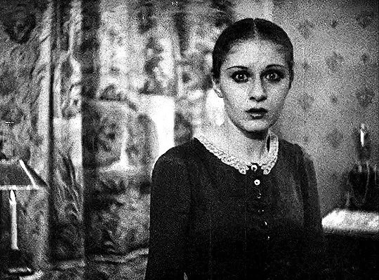 There’s a vampire in the house… but maybe it’s all a dream? <a href="/StaceyAbbottRU/">Stacey Abbott</a> returns to talk about VAMPYR! 

open.spotify.com/episode/4lZael…