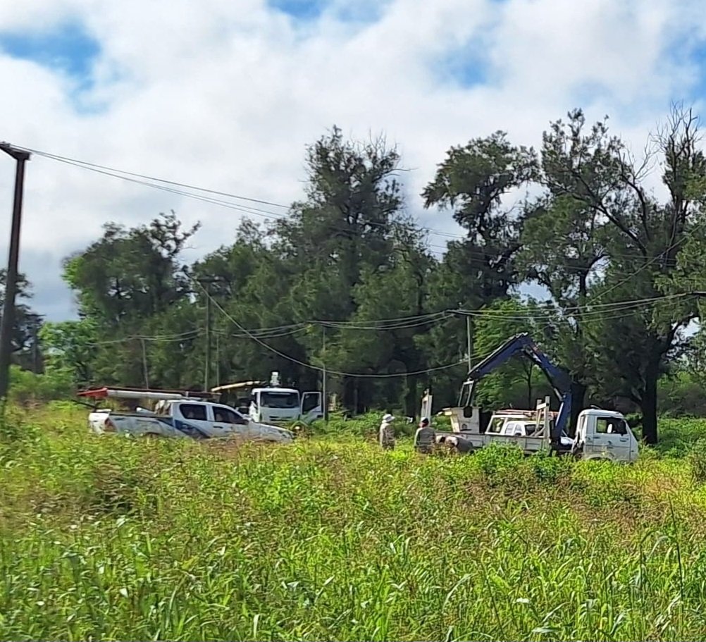 👷‍♂️TRABAJOS TRAS LA TORMENTA⛈️
🛠 Reparación de conductores de la red energética en las zonas Oeste y Norte de P.R. Sáenz Peña.
#Chaco
#Tormenta