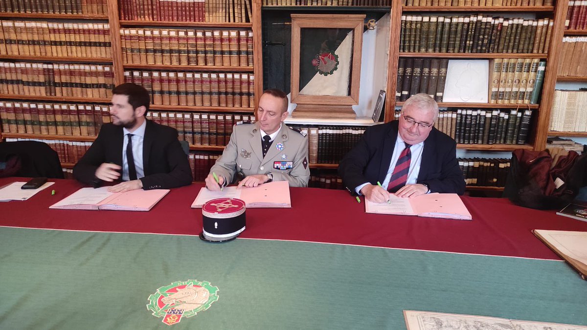 511eRTofficiel's tweet image. Mardi a eu lieu la signature de la convention armées collectivités avec le maire de Dole, Jean-Baptiste Gagnoux, et le président de la communauté d’agglomération du grand Dole, Jean-Pascal Fichère. 

#armeedeterre #BrigadeLOG #511eRT  #passetoujours  #CALT #armeezne