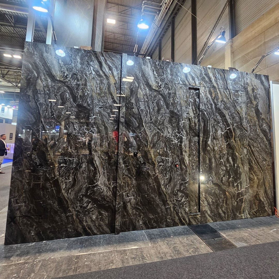 PUERTASKIUSO's tweet photo. 🔍 ¡Puertas Kiuso está "escondida" pero presente en el espacio de Puertas Camino! 🔍

Gracias a nuestros amigos de Puertas Camino, podéis descubrir nuestra puerta ZOE integrada en fachada en la feria Veteco en IFEMA. 

👀 ¿Lográis ver la Kiuso en esta increíble fachada? https://t.co/eG96mIaQv2