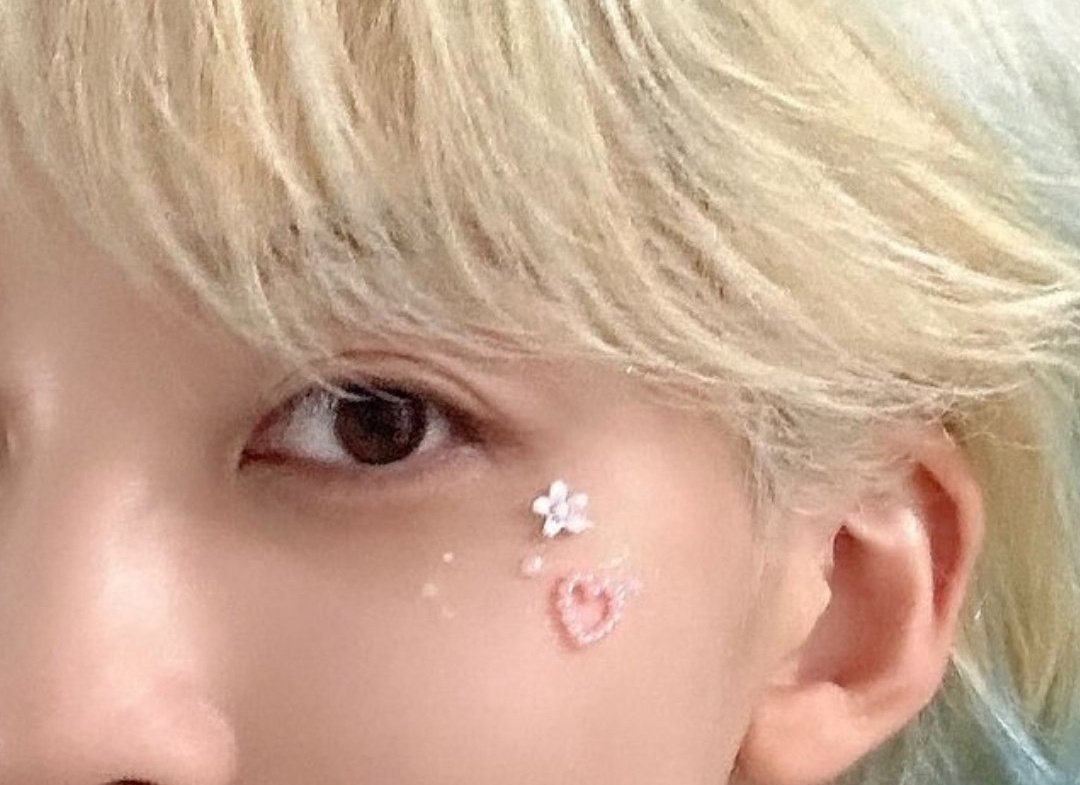 svteenwrld's tweet photo. little jeonghan details i love you. https://t.co/6KisFY9ZYr