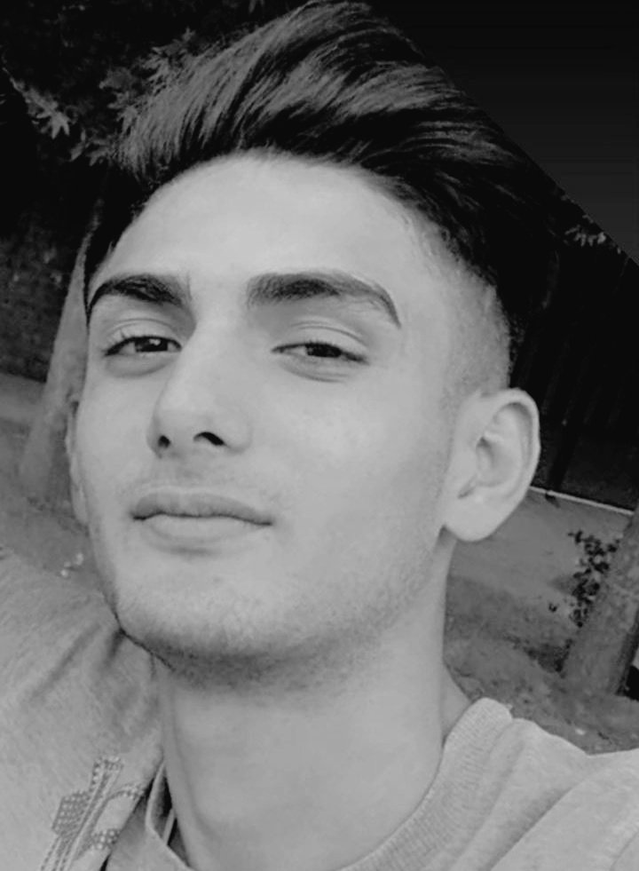Sssccpp's tweet photo. برای آخرین بار فراخوان را استوری کرد و رفت و برنگشت. در حین شعارنویسی ۱۸ آبان با گلوله‌ جنگی به گردنش او را کُشتند. رد شجاعتت بر دیوار‌های شهر مانده🖤
#سپهر_بیرانوند https://t.co/6eol6g5MO5