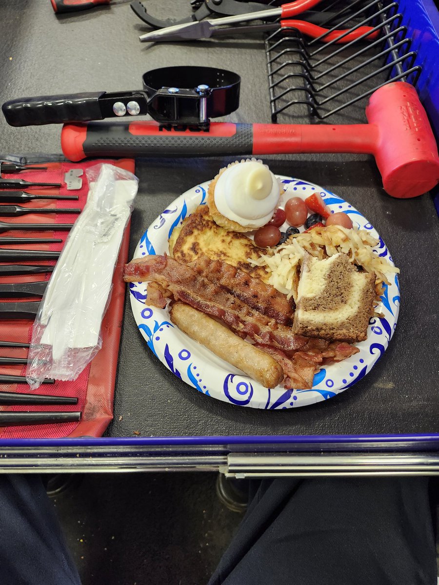 Wane34565real's tweet photo. maybe work isnt so bad sometimes, #breakfastwt https://t.co/NnyYqUfpxP