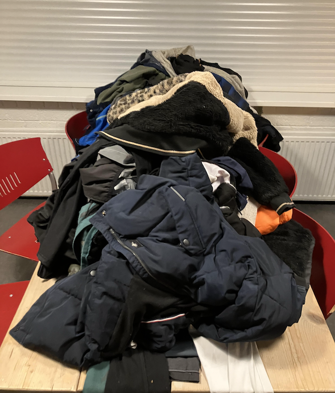 svDVSU's tweet photo. We hebben weer een tafel vol gevonden voorwerpen. Ben je wat kwijt? Kom dan voor woensdag 14 november langs om te kijken. Daarna gaat alles naar een goed doel. https://t.co/3c7mppYPQb
