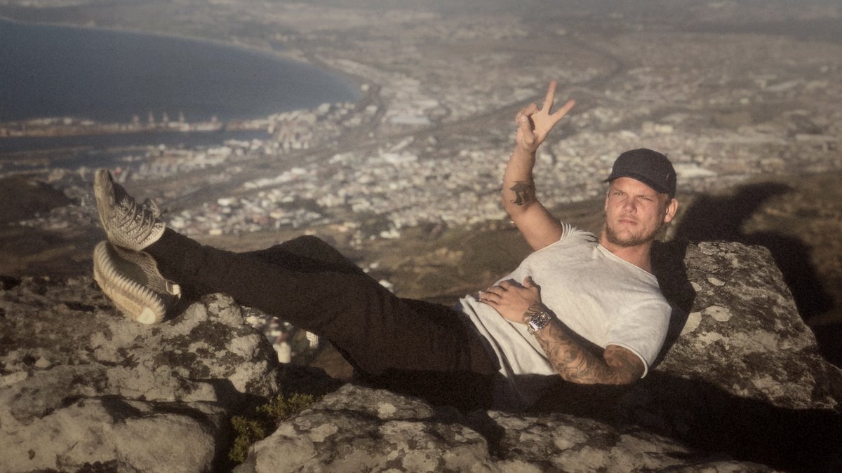 NetflixLAT's tweet photo. 'Avicii: Soy Tim' un documental con material inédito narrado por el propio Tim Bergling, y 'Avicii - My Last Show', donde revivimos su inolvidable última presentación en Ushuaïa, Ibiza, llegan a Netflix el 31 de diciembre. https://t.co/IPP3X8N33g