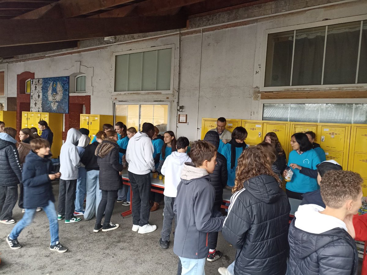 Pour la journée contre le harcèlement, nos élèves ont échangé un sourire contre un jus d’orange et offert une gommette contre un compliment. 🌞 Ensemble, faisons du collège un endroit plus sûr et chaleureux pour tous 
#UnSourirePourTous
<a href="/Celinebisson2/">Celine bisson</a>