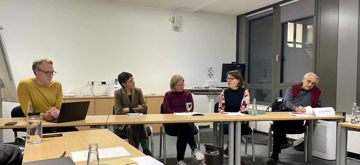 Ben Christian (@_benchristian) on Twitter photo Erster Tag unserer Jahrestagung des <a href="/dvpw/">DVPW</a>-AKs "Soziologie der internationalen Beziehungen" in Bielefeld: Spannende Papiere und ein toller Abschluss-Roundtable zur Entwicklung des IPS-Feldes, u.a. mit Beiträgen von <a href="/HanriederTine/">Tine Hanrieder</a> <a href="/MonseesLinda/">Linda Monsees</a> <a href="/PoCoSecurity/">Jana Hönke</a> und Christoph Weller! Erster Tag unserer Jahrestagung des <a href="/dvpw/">DVPW</a>-AKs "Soziologie der internationalen Beziehungen" in Bielefeld: Spannende Papiere und ein toller Abschluss-Roundtable zur Entwicklung des IPS-Feldes, u.a. mit Beiträgen von <a href="/HanriederTine/">Tine Hanrieder</a> <a href="/MonseesLinda/">Linda Monsees</a> <a href="/PoCoSecurity/">Jana Hönke</a> und Christoph Weller!