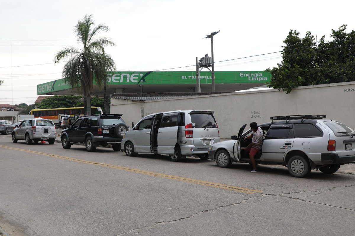 jpierread's tweet photo. Los bolivianos merecen soluciones. Desde @CAINCOBOLIVIA demandamos la liberación irrestricta para la importación y comercialización de combustible. 
El estado ha demostrado su falta de capacidad para atender este tema. Las filas en busca de gasolina así lo demuestran.
Las personas merecen moverse, trabajar y vivir con dignidad.