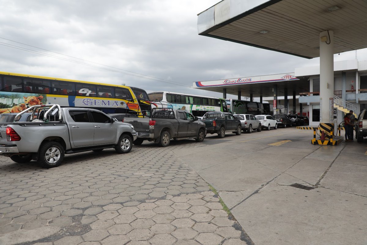 jpierread's tweet photo. Los bolivianos merecen soluciones. Desde @CAINCOBOLIVIA demandamos la liberación irrestricta para la importación y comercialización de combustible. 
El estado ha demostrado su falta de capacidad para atender este tema. Las filas en busca de gasolina así lo demuestran.
Las personas merecen moverse, trabajar y vivir con dignidad.