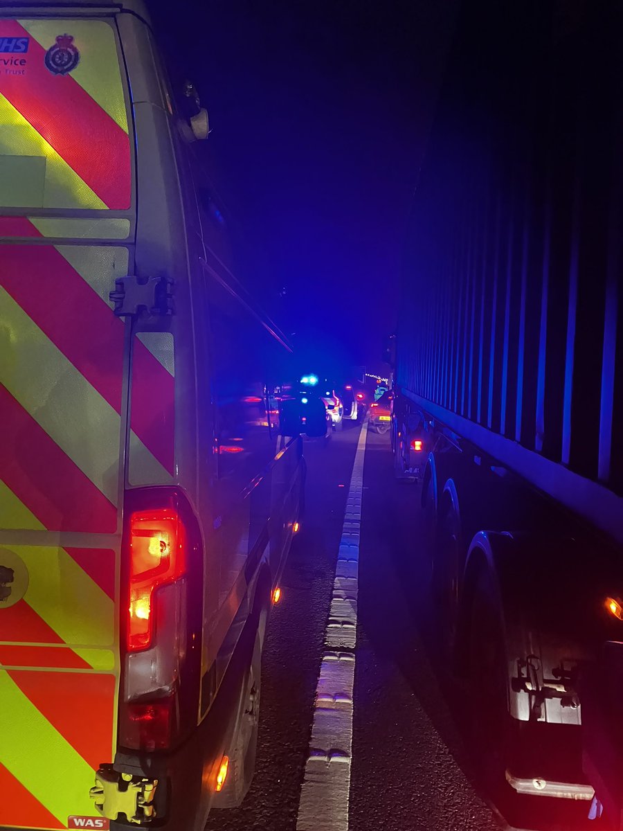 This is an ambulance on an emergency call and 2 Police cars. They are stuck and unable to progress because people have driven on the hard shoulder to avoid the congestion caused by a crash. Our route to the collision is now blocked. M3 J3 south tonight. #JOUCVU