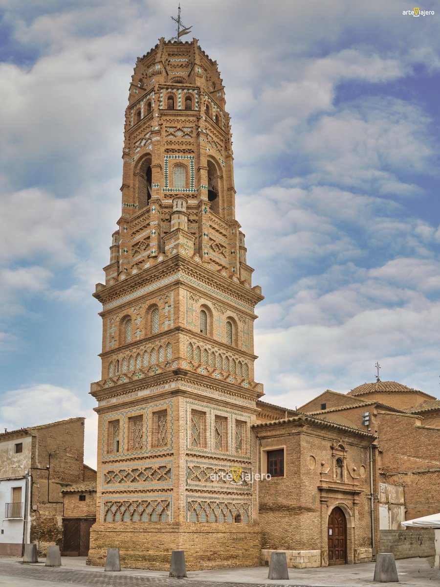 Torre de la iglesia de Nuestra Señora de la Asunción de Utebo (Zaragoza). Debido a su exquisita decoración nos encontramos ante una de las torres más bellas y conseguidas del Arte Mudéjar en #Aragón. Presenta planta mixta y fue construida en el S. XVI
#FelizJueves #photography
