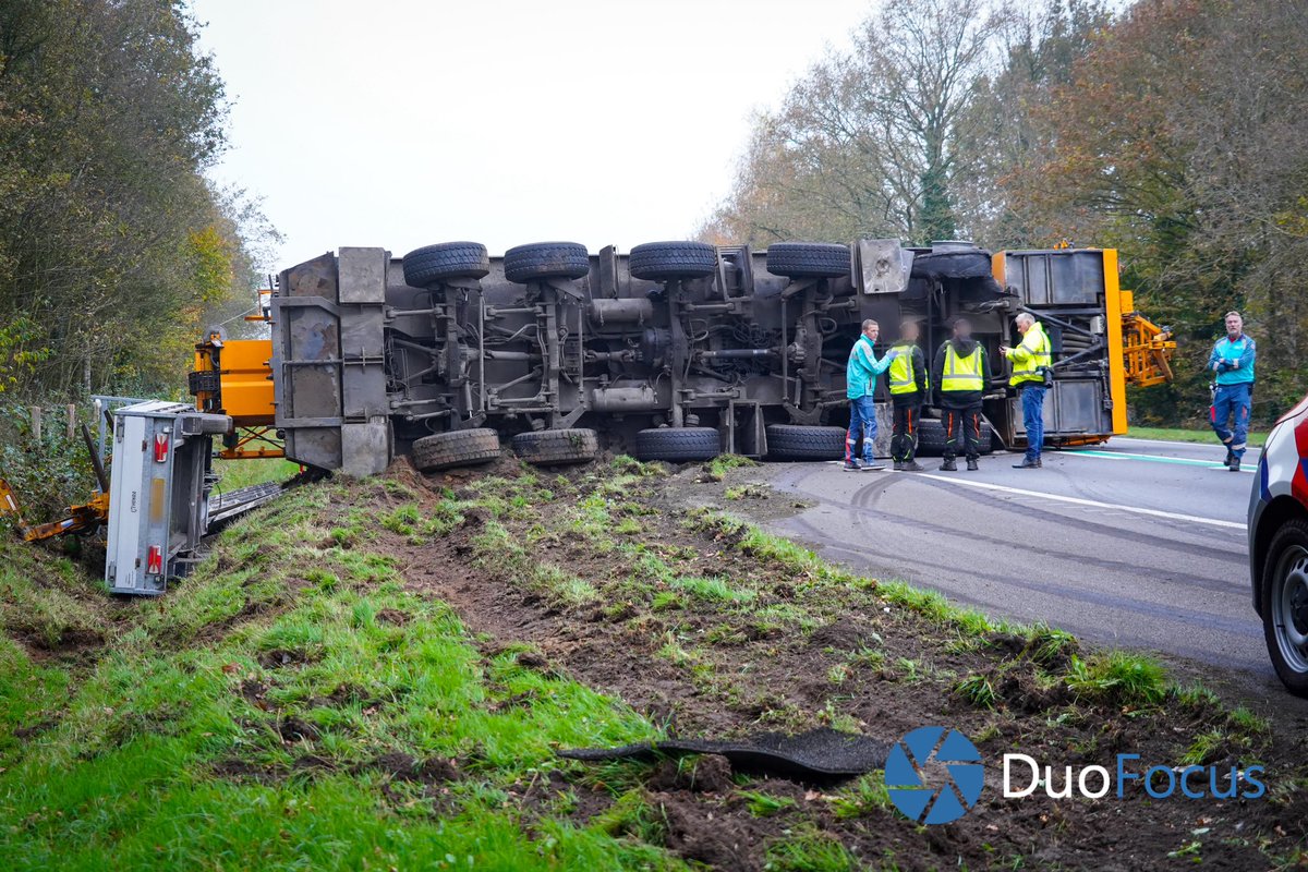 Kraanwagen gekanteld op N34 tussen Zuidlaren en Annen