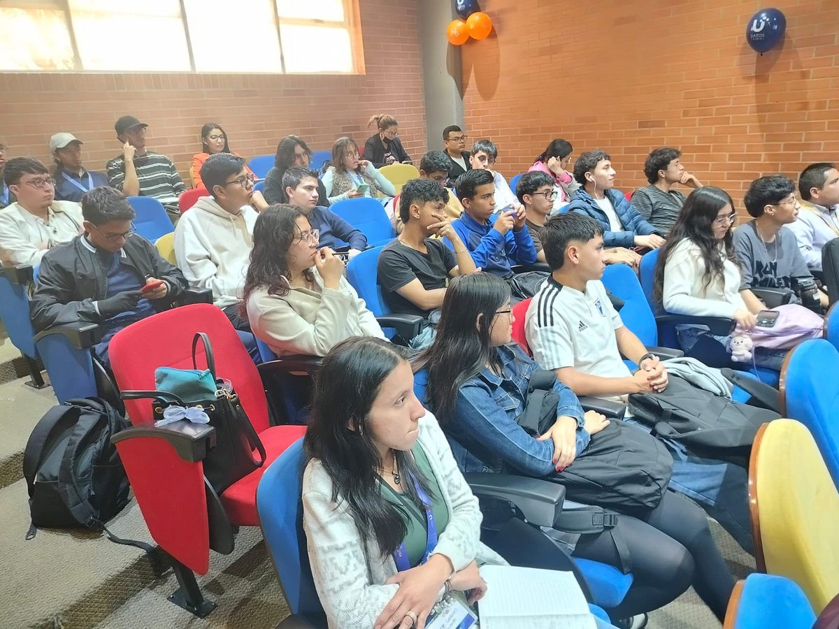 GobDigitalCO's tweet photo. 📊 Hoy avanzamos con la segunda capacitación presencial de #DatosALaU en la @UNIMINUTOBOGOTA 💡💻.

Estamos emocionados de ver a estudiantes presentando sus propuestas con #DatosAbiertos. 👩‍💻👨‍💻 ¡Formando líderes en ciencia de datos para transformar el país! 🚀📈
#Innovación https://t.co/5WtT3IjH8H