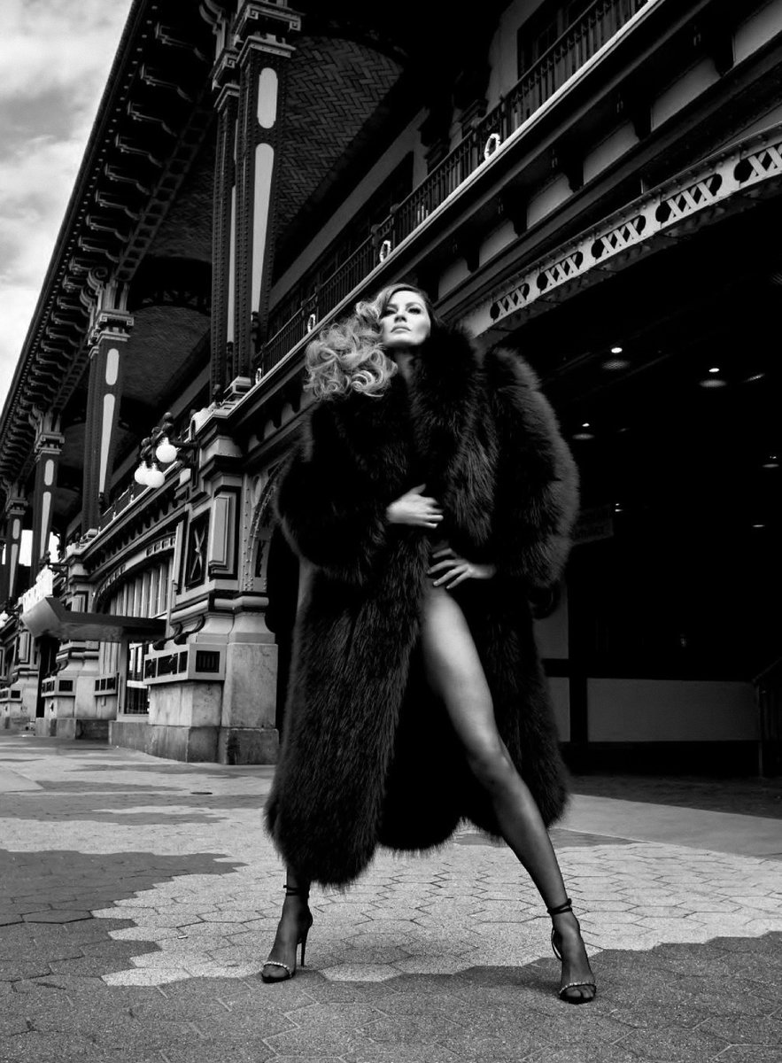 worlds_moda's tweet image. #editorialsWM (1/3)

#VOGUEUK,
March 2020.
By #StevenMeisel

#GiseleBündchen