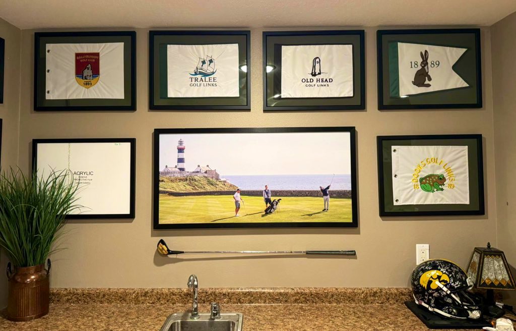 This picture was recently shared with me from someone who made my photo of them golfing in Ireland last summer as the centrepiece of his man cave!⛳️ 

If you’re planning a buddies golf trip to Ireland for 2025 and looking for a photographer, enquire now at cianoregan.com/pages/golf-pho…