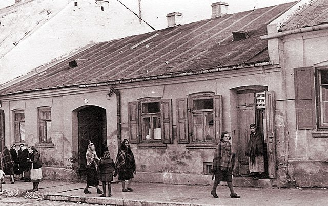 F_ZIHK's tweet photo. 7.11.1942 niemieccy oprawcy zakończyli akcję deportacyjną koneckich Żydów do #Treblinki #Końskie #Shoah   

W dniach 3/7.11 deportowano do #Treblinki ok.9000 Istnień, ok.600 bestialsko zamordowano na miejscu #Shoah https://t.co/k0vY27rRoB