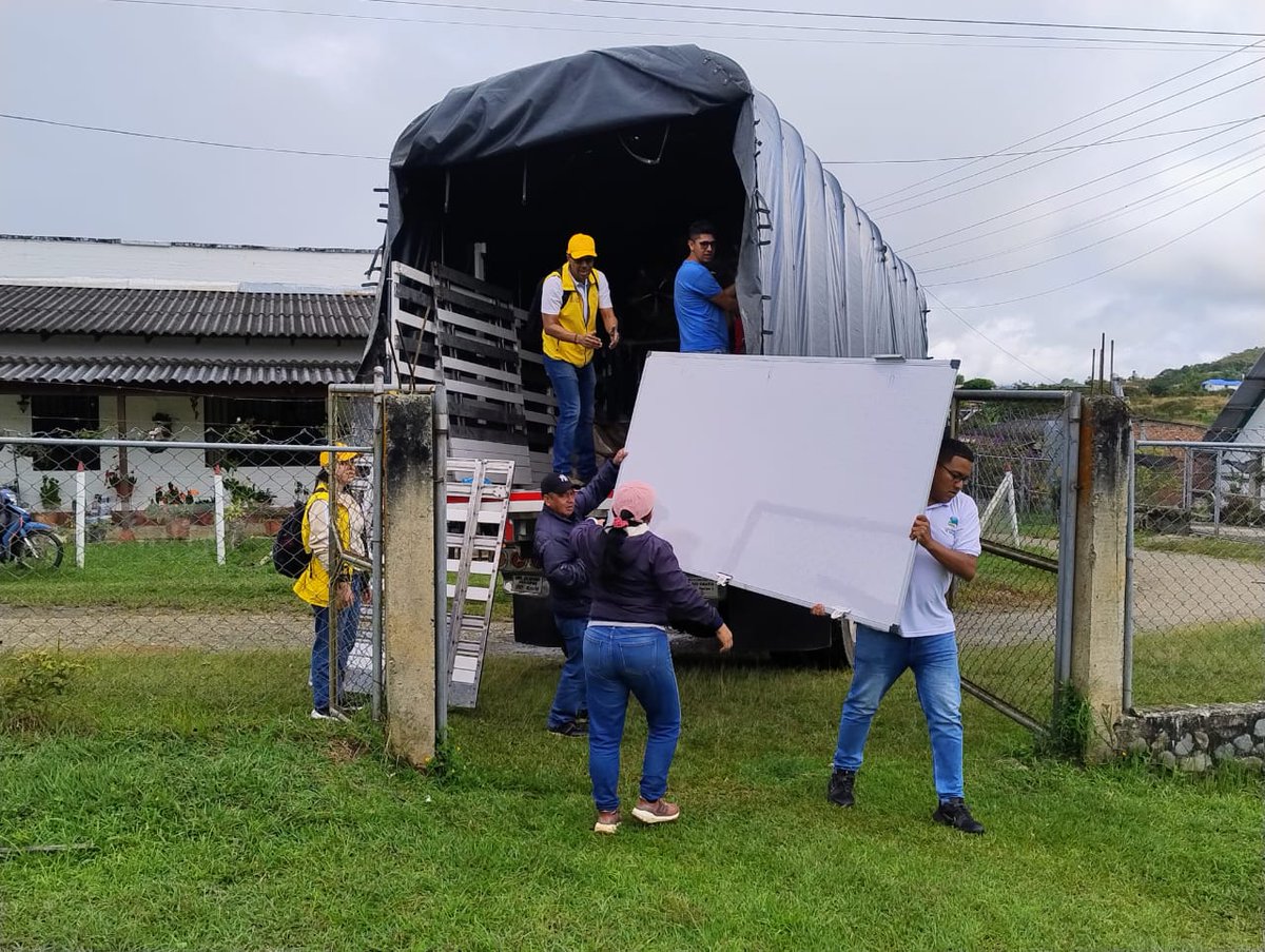 UnidadVictimas's tweet photo. Hoy, entregamos al Sujeto de Reparación Colectiva de El Queremal, en Dagua, #ValleDelCauca, elementos de dotación de espacios escolares, como sillas, mesas, ventiladores, archivadores, escritorios y tableros. https://t.co/FJ8YAJKeAJ