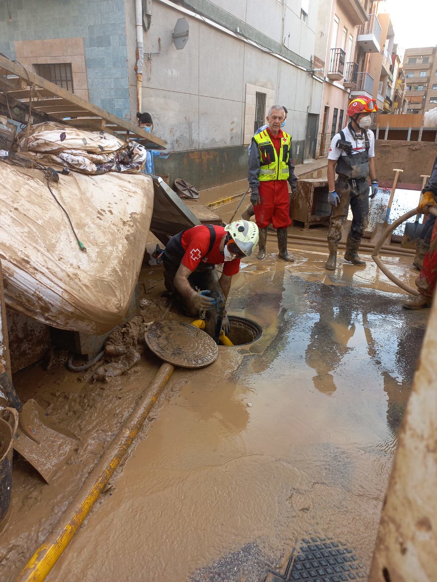 CruzRojaEsp's tweet photo. Seguimos trabajando para habilitar los accesos a las zonas de viviendas y aparcamientos que quedaron bajo el agua en Valencia. Aún queda mucho por hacer antes de poder iniciar la fase de recuperación. https://t.co/DmGm5m580L