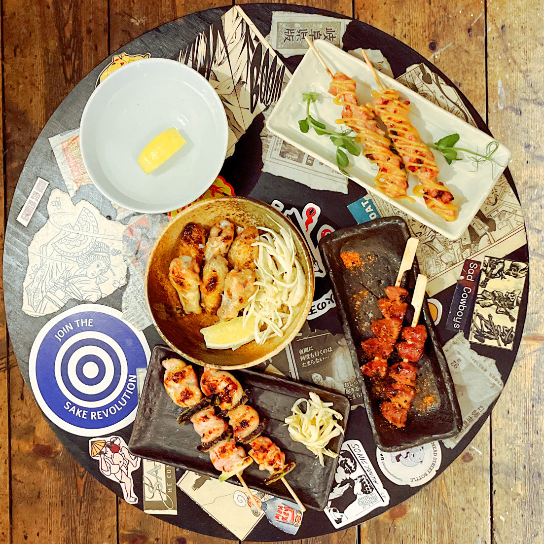 Absolute perfection coming from our grill with our selection of skewers and Tebasaki 🙌 Just the kind of hands-on food you need for a cold winter evening 🍢🙏