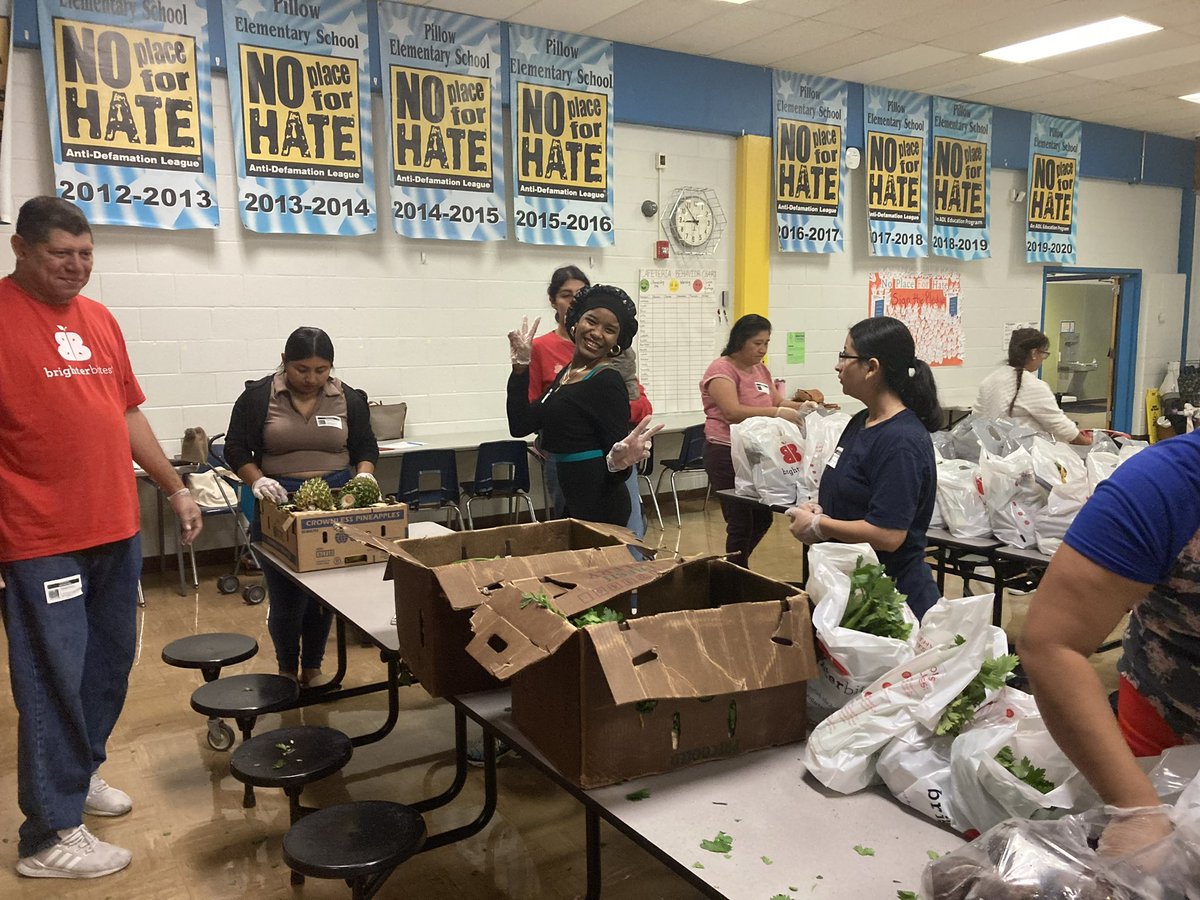 dinorahdlt's tweet photo. Our amazing parent volunteers in action! 
Parents, thank you for your time and dedication to our students 🤍 

@BrighterBites 
@katrinabailey08 https://t.co/lskfYtPlqo
