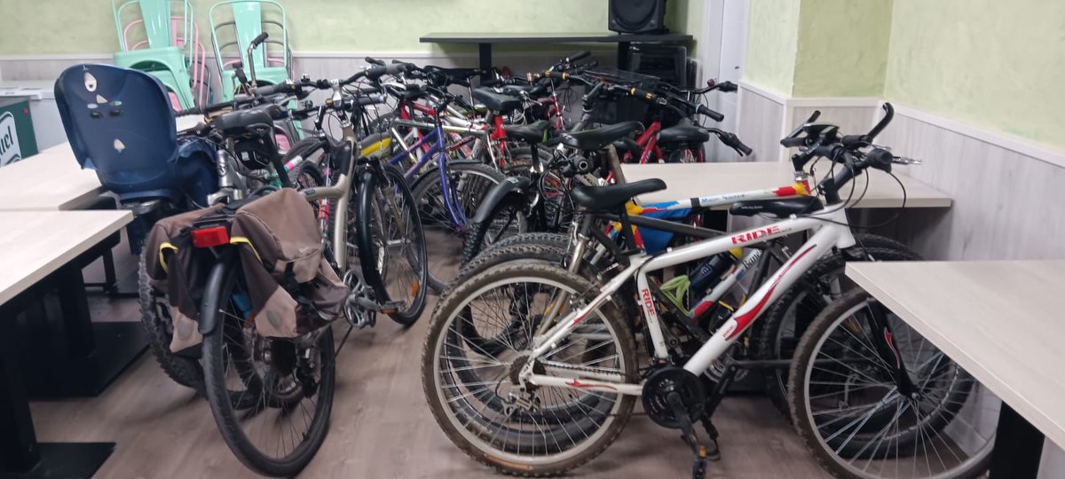 ElHurano's tweet photo. Primeras horas y la gente se ha volcado en la donación de bicis para la gente afectada por la #Dana en #valencia. Mil gracias a los que habéis llevado vuestra bicicleta. https://t.co/eFmcPljsZG