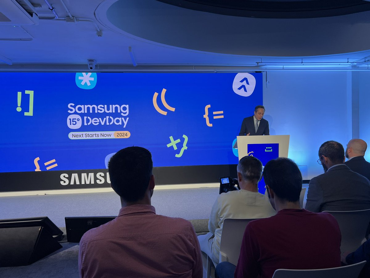 eoi's tweet photo. 📢 ¡EOI en el Samsung Dev Day! El evento del año para desarrolladores con conferencias top del ecosistema. 

🟢 Nuestro director general @bayonlopez da la bienvenida institucional. 

Gracias @SamsungEspana 🙏🏽

#SamsungDevSpain #SDD2024 https://t.co/RSa7Dwl5JK