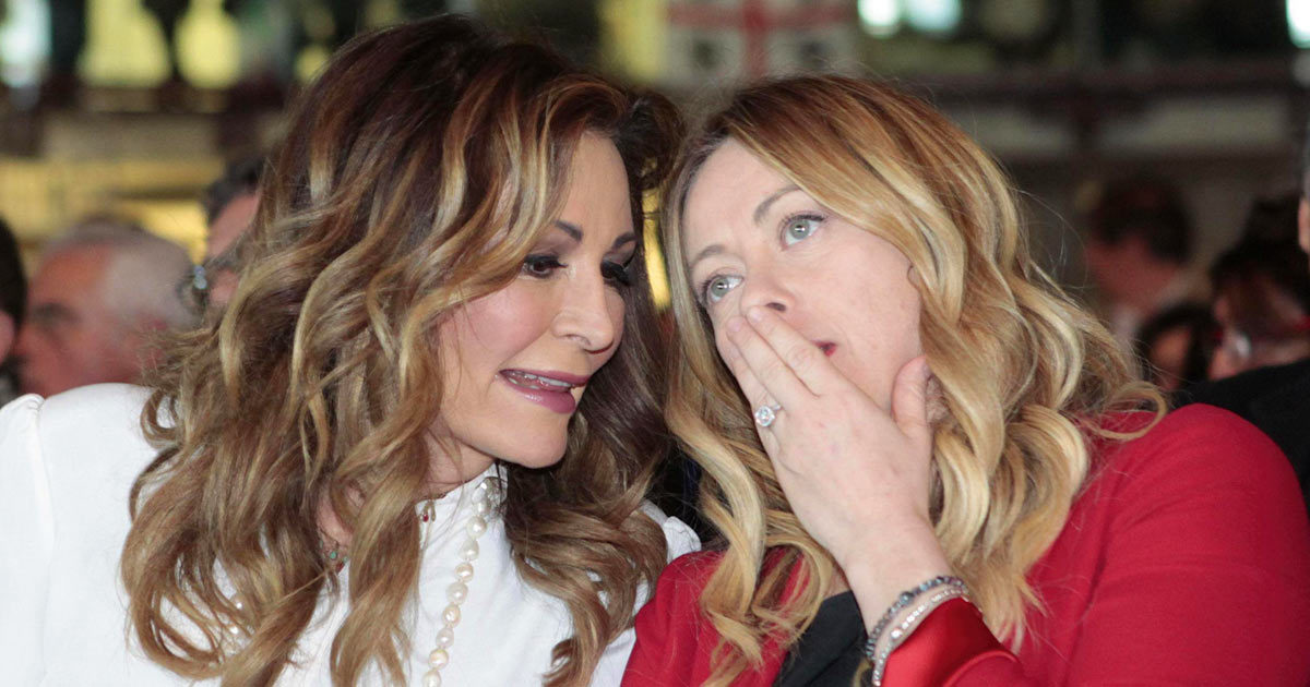 karlitos_x's tweet photo. #Meloni si tiene stretta l'amichetta camerata indagata #Santanchè che non ha pagato il TFR ai suoi dipendenti e li ha fatti lavorare quando erano in cassa integrazione Covid, e si permette di parlare di diritti sindacali e di lamentarsi senza rispetto per i lavoratori. Vergogna! https://t.co/Y82e6aC0Wp