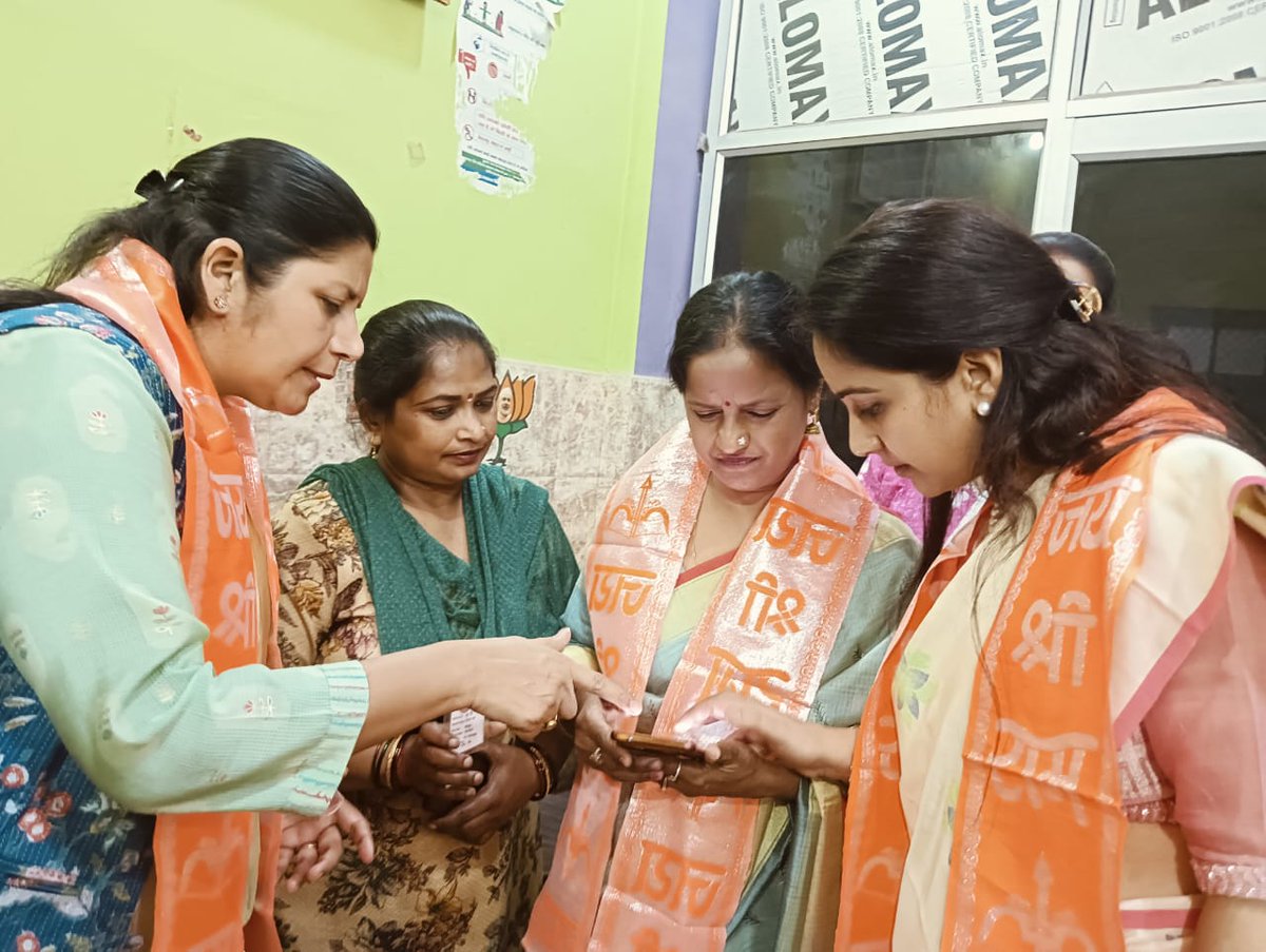 BJPMM4Delhi's tweet photo. दिल्ली प्रदेश अध्यक्ष श्रीमती @richapandey का प्रवास जिला नवीन शाहदरा @BinnyVerma86241 के मुस्तफताबाद विधानसभा के नेहरू विहार मण्डल में #kamalsakhi बनाने के लिए प्रदेश महामंत्री @Ipriyalbhardwaj
प्रदेश मंत्री @MeeraPahadia के सानिध्य में हुआ। https://t.co/IaREiQVi3o