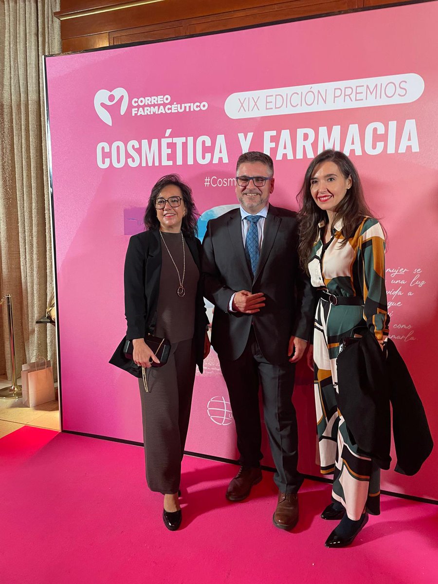 COFMadrid's tweet photo. La XIX edición de los Premios #CosméticaCF y Farmacia @CFarmaceutico tiene como objetivo apoyar a la #dermofarmacia, una iniciativa que compartimos desde el #COFM. Al evento ha acudido nuestra vocal de Dermofarmacia y #ProductosSanitarios, Raquel Aguado @Farmacosmetica1. https://t.co/6aUxuLxGjX