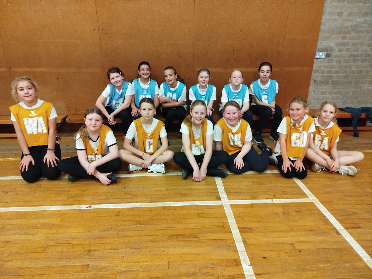 Y genod pel-rhwyd wedi bod yn chwarae yn erbyn blwyddyn 7 Tryfan