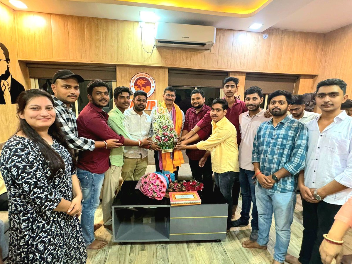 सत्र 2024-25 हेतु <a href="/ABVPVoice/">ABVP</a> के पुनर्निर्वाचित राष्ट्रीय अध्यक्ष प्रो <a href="/DrRajSharan/">Dr. Rajsharan Shahi</a>  शाही गुरु जी को <a href="/abvplu/">ABVP Lucknow University</a> इकाई द्वारा अवध प्रान्त कार्यालय पर पुष्पगुच्छ देकर नए कार्यकाल की शुभकामनाएं एवं बधाई दी गई।