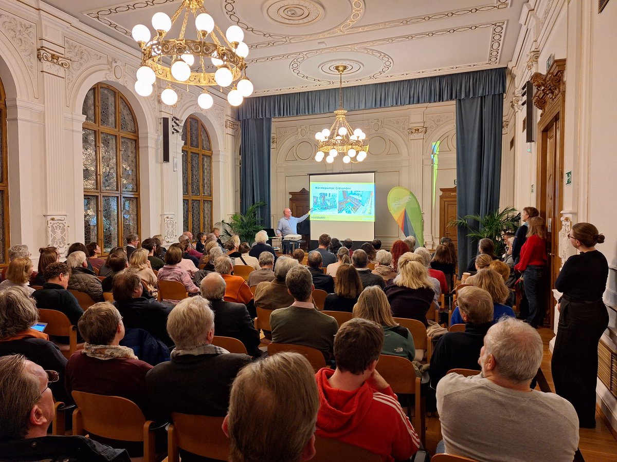 Gerammelt voller Festsaal im Amtshaus #Währing, wo die Hauskunft über Sanierung und Heizungsumstellung im Gründerzeithaus informiert. Riesengroßes Interesse, viele, viele Fragen ...