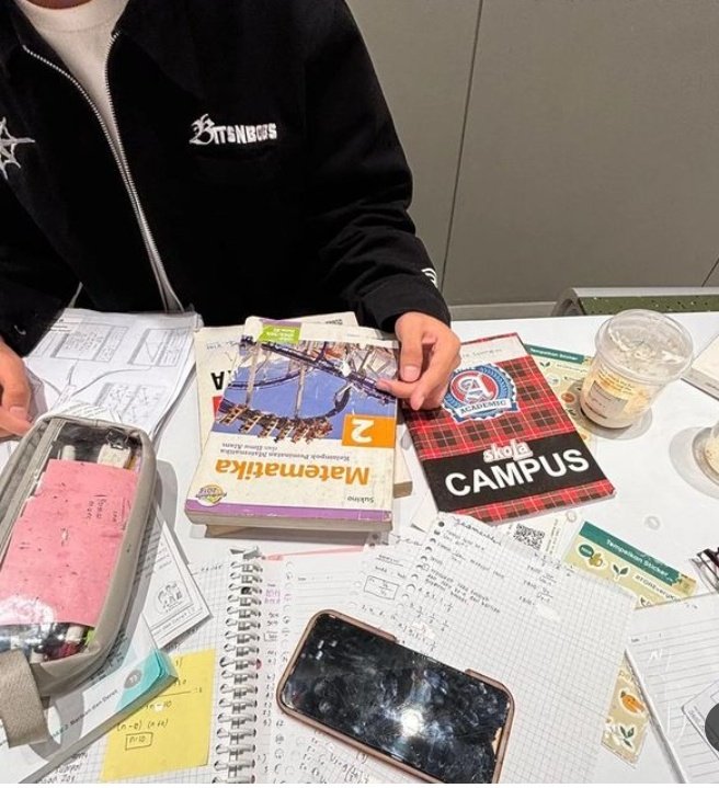 struggleaze's tweet image. life recently ‧₊˚❀༉‧₊˚. 
#azakaprogress. 🪞