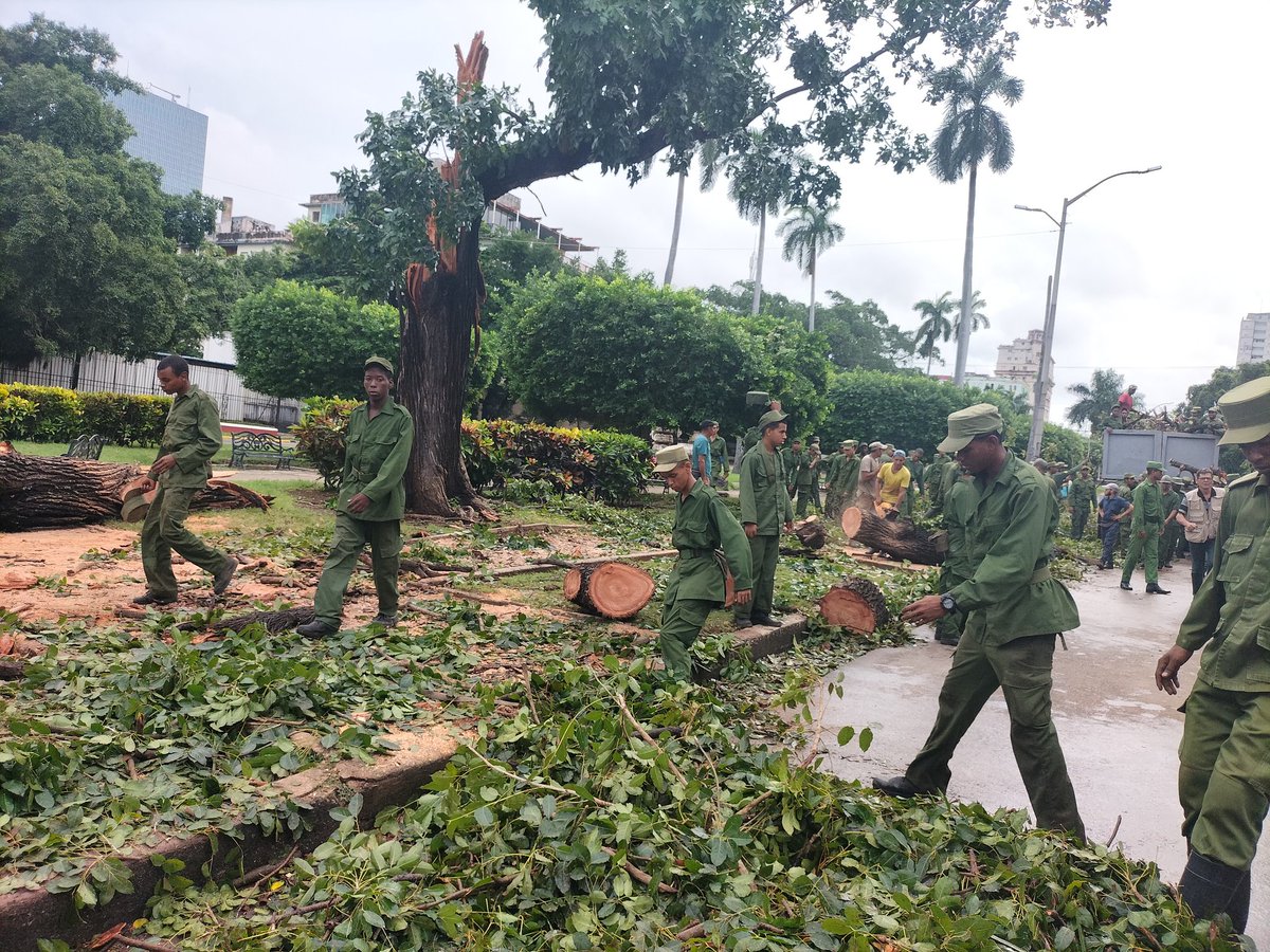 El presidente <a href="/DiazCanelB/">Miguel Díaz-Canel Bermúdez</a>, junto a <a href="/DrRobertoMOjeda/">Dr. Roberto Morales Ojeda</a>, recorrió esta mañana la capital para constatar las labores de recuperación que se realizan, tras el paso del huracán Rafael. Participaron en este recorrido  titulares de varios organismos. <a href="/E_RdgzDavila/">Eduardo Rodríguez Dávila</a> #FuerzaCuba