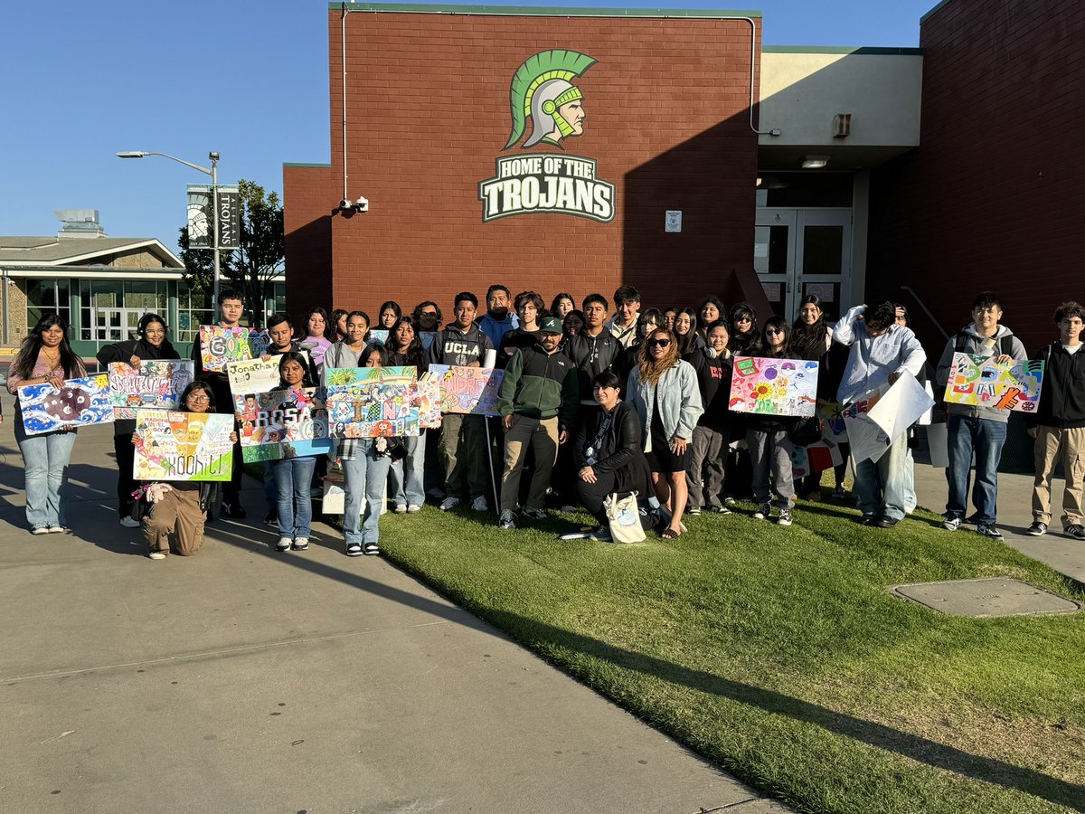 💚🙌🏽🖤Good morning from Team Salinas USD! 

Look at our awesome high school students from Alisal heading to the Monterey Peninsula for the Carmel Arts Expo! We love the arts in #SUHSD!🎨🎬🎭 

#SUHSD 
#TeamWork 
#TeamSuccess
#ProudSuperintendent 

❤️ Follow us at <a href="/SUHSDofficial/">SUHSD</a>