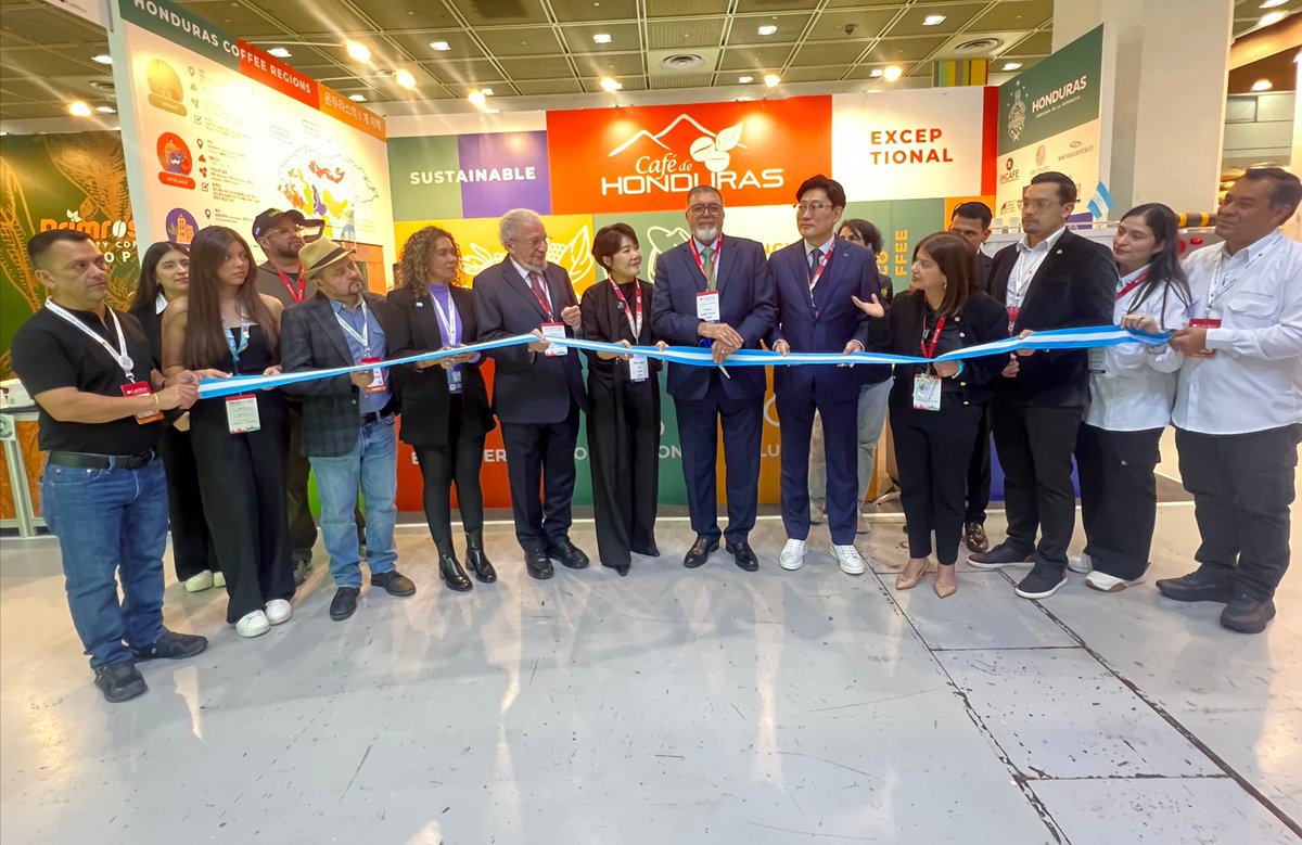 IHCAFE's tweet photo. ¡El café de Honduras está presente en el #CaféShowSeoul!
Aquí te dejamos algunos momentos clave de nuestra participación en esta gran feria, donde en conjunto a #CaféInclusivo de #Swisscontact mostramos el trabajo de productores como Proexo, Finca La Cruz, Finca Las Tapias 🧵 https://t.co/G5SLki4aew