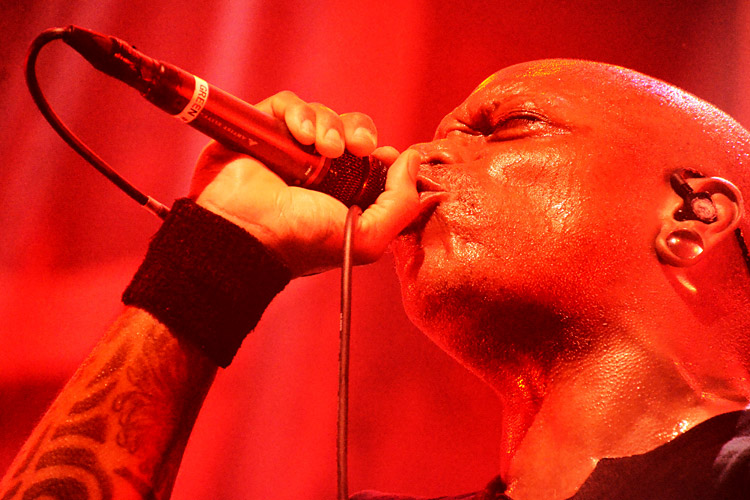 Neue Konzertreview online: Die brasilianische Metal-Institution SEPULTURA mit Sänger Derrick Green (Foto) und den Special Guests #JINJER, #OBITUARY und JESUS PIECE auf ihrer Abschiedstour zu Gast in der Offenbacher Stadthalle ➡️ bit.ly/3YGo4vi #sepultura #metal