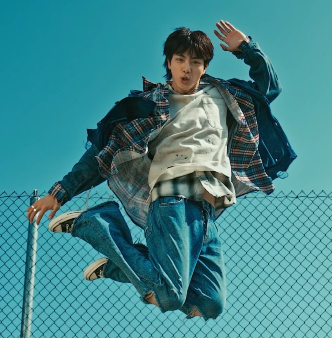 WORLDMUSICAWARD's tweet photo. JIN scores the 7th Highest New Entry on the United World Chart, landing at No. 31 with his amazing pop rock banger "I'll be There' and 109.000 points!👏7⃣🔝🆕💥3⃣1⃣🌎📈🔥👑💙
🌎#Jin’s “I’ll Be There” debuted this week at #10 on Billboard Global Excl US chart scoring his 2nd solo top 10 on the chart, after “The Astronaut” in 2022 which peaked at No. 6! 

🇺🇸"I'll Be There" debuted at #1 on the Billboard World Digital Song Sales chart, his 4th chart  topper, and scored the 2nd Highest New Entry on this week's US Digital Song Sales chart, landing at #3, JIN's 4th top 10 US hit!

🇬🇧Jin set a new personal record in the UK with his  pre-release single “I’ll Be There” landing at No. 44 on the Official Singles Chart, his highest solo peak so far! It's Jin’s 2nd solo hit to enter the chart following the “The Astronaut" (2022) which debuted at No. 61! “I’ll Be There” also debuted atop the Official UK Singles Sales & Download charts this week.

🇰🇷"I'll be there" rockets 13-5 on the Circle Global Kpop weekly chart in South Korea! It landed at #63 on the Circle Digital chart and is #82 this week! It debuted at  #3 on the Circle Download chart and is #5 this week. It lands at #153 on this week's Circle Streaming chart!

🇳🇿"I'l be there" lands at #9 on the New Zealand hot 100!

🇯🇵The song lands at #40 on the Japan Hot 100!