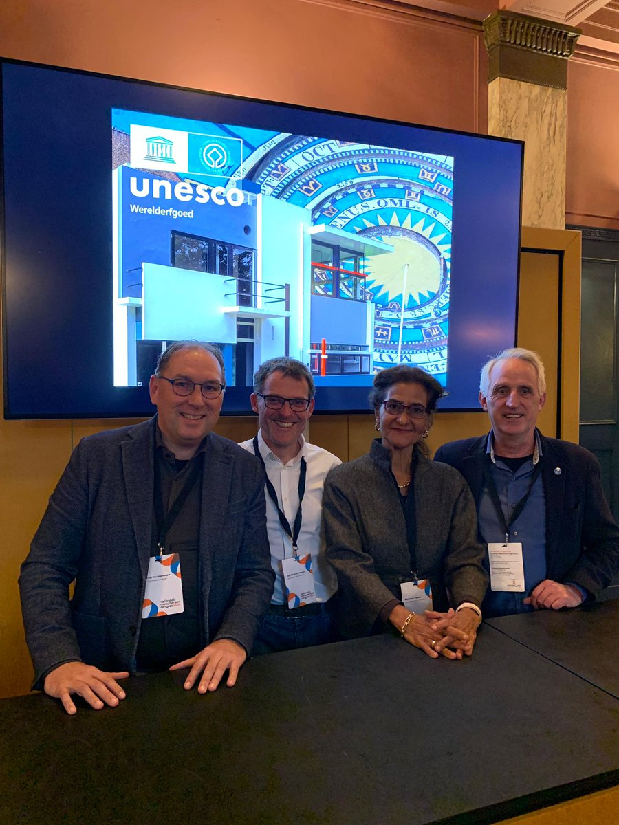 Werelderfgoedcafé tijdens Nationaal Monumentencongres '24: UNESCO Werelderfgoed Verbindt! Met Kathleen Ferrier (<a href="/UNESCO_NL/">UNESCO Nederland (dormant)</a>), Adrie Warmenhoven (<a href="/EiseEisinga/">Eise Eisinga</a>), Bas Nijenhuis-Vesseur (<a href="/Hol_Waterlinies/">Hollandse Waterlinies</a>) en moderator Peter-Jan van Steenbergen (<a href="/KinderdijkMills/">Molens Kinderdijk</a>). #NMC24 #erfgoed