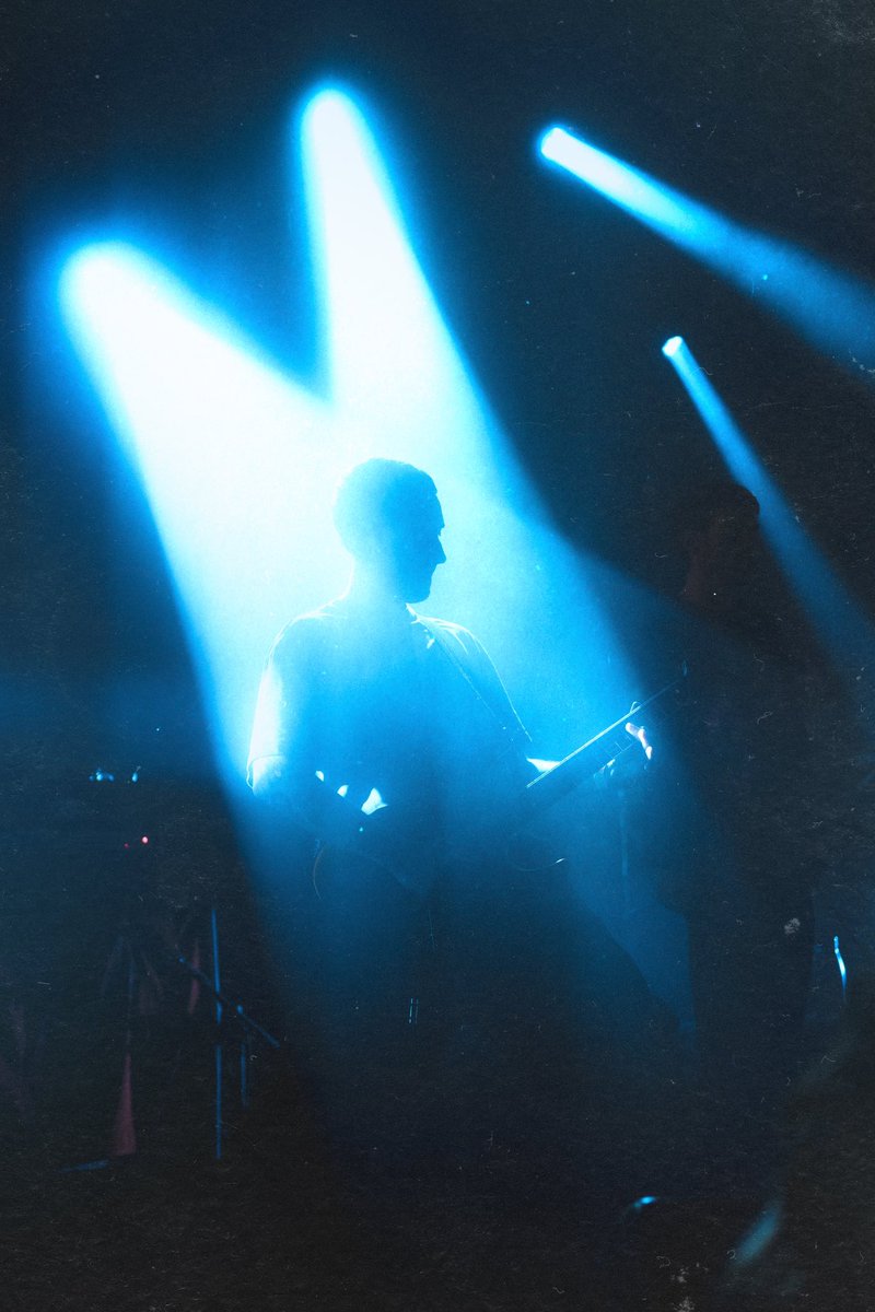 Certes je suis photographe portraitiste pour particuliers mais aussi pour les groupes de musique ! Voilà mes photos faites pour Sorcerer lors de leur tournée avec Guilt Trip et Foreign Hands 🦇