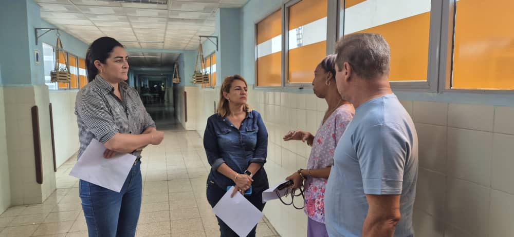MINSAPCuba's tweet photo. 🩺Equipo de trabajo del @MINSAPCuba, junto a la viceministra primera @TaniaMCruzHdez, recorre instituciones de la capital para constatar el proceso de recuperación tras el paso del huracán Rafael.
🏥 @HCQ_Ameijeiras 
🏥 @CardioDir 
🏥 Hospital pediátrico Borrás Marfán. https://t.co/PNmG0zDDkW